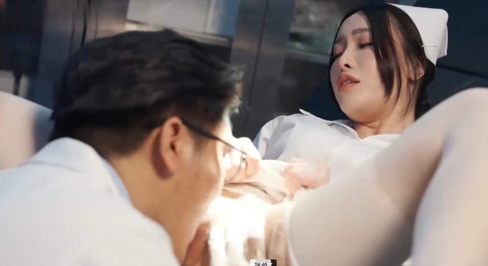 Bác sĩ cho em thăng chức, em sẽ tụt quần cho bác sĩ dập sưng bím